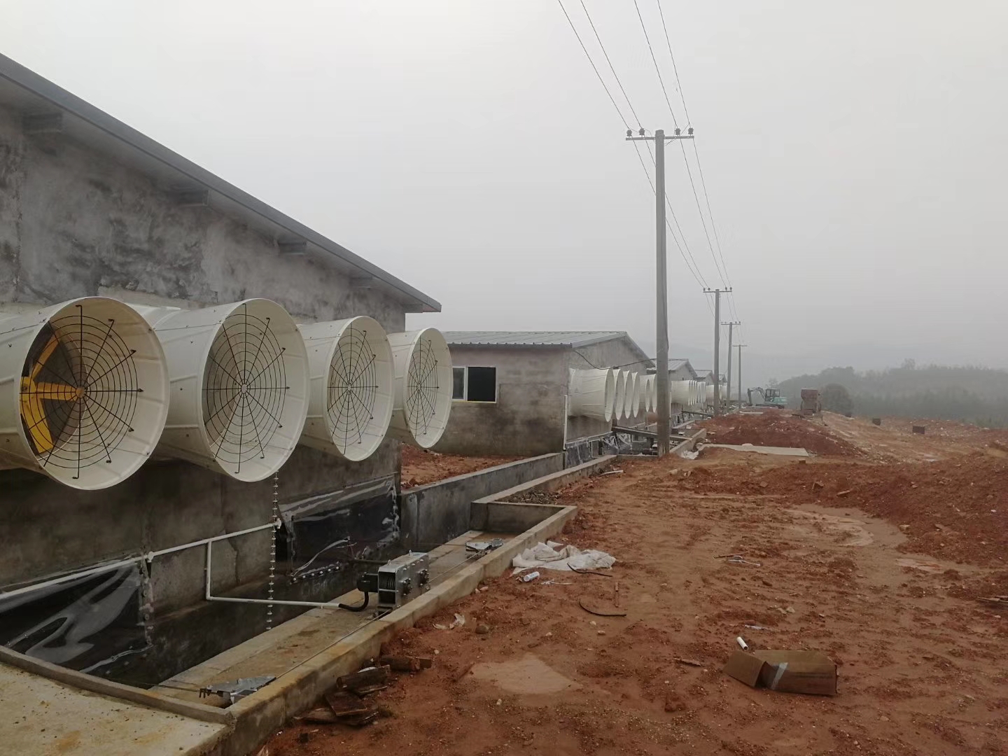 畜牧養(yǎng)殖場通風(fēng)降溫使用玻璃鋼負(fù)壓風(fēng)機(jī)會有哪些優(yōu)勢？