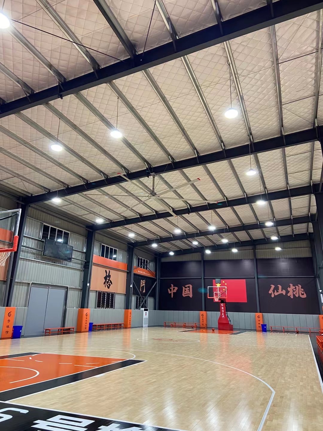 大型廠房通風(fēng)降溫選擇工業(yè)大風(fēng)扇需要注意哪些方面？