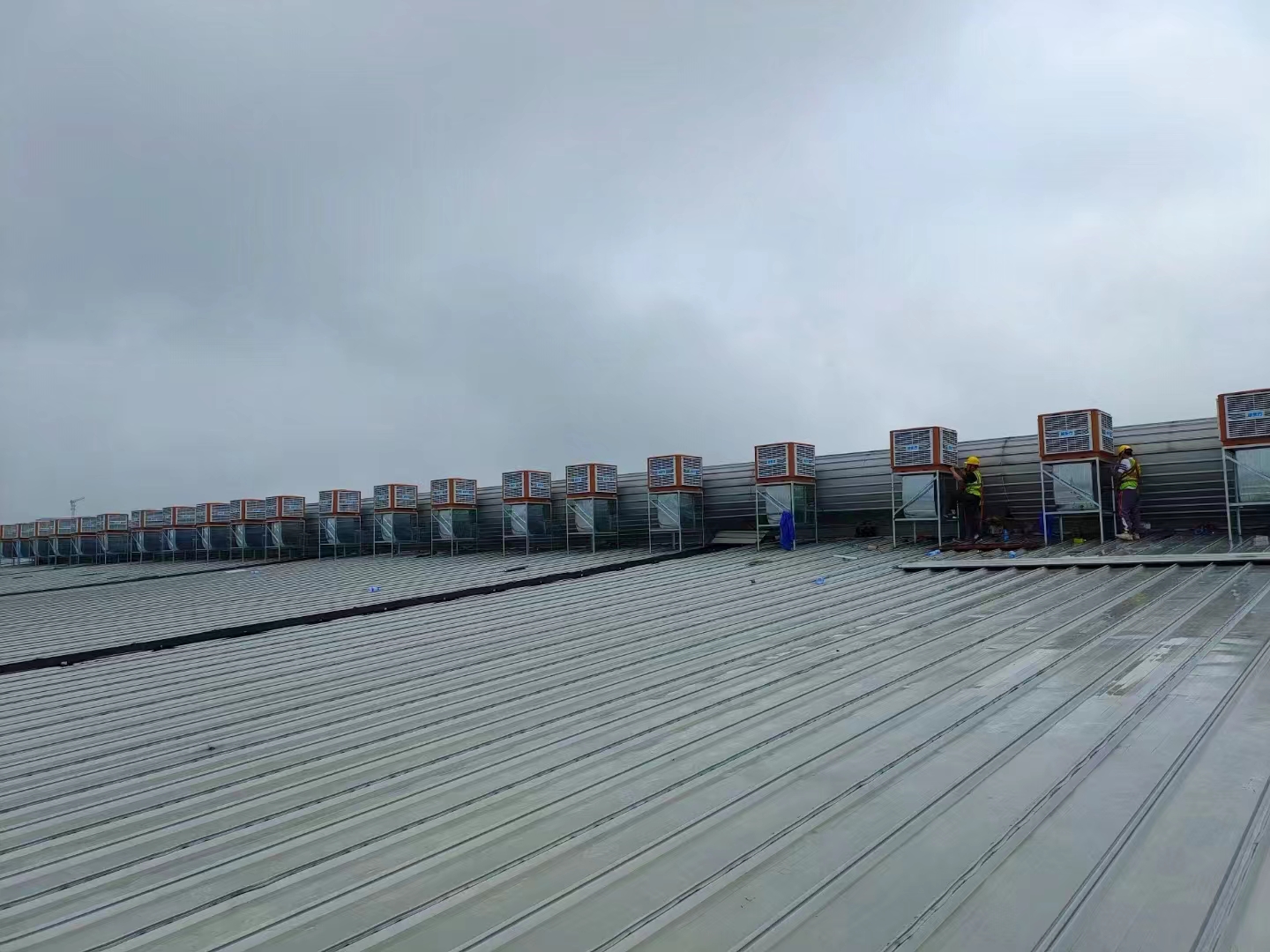 如何解決悶熱空氣不流通的倉庫通風(fēng)降溫的問題呢？