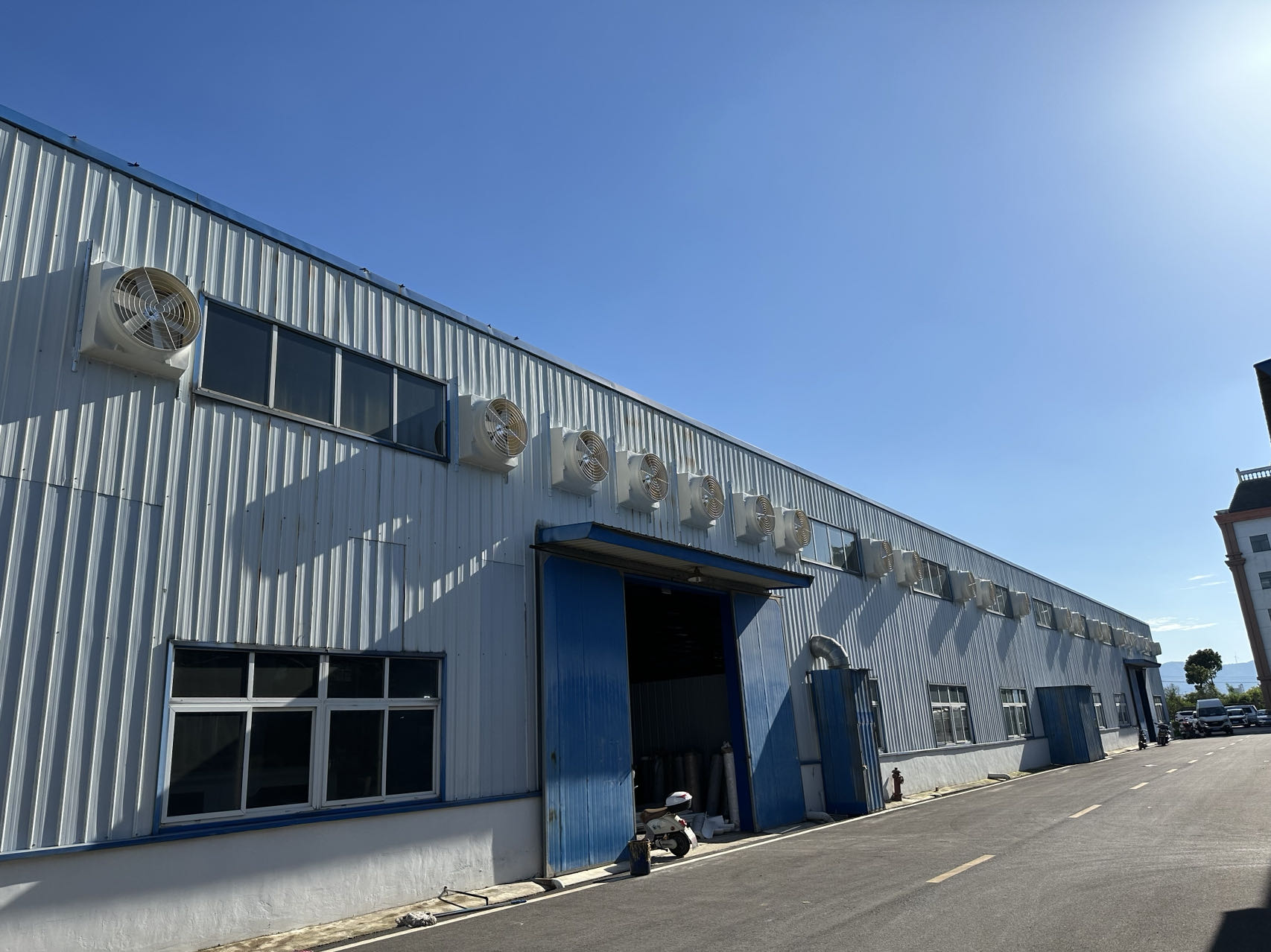 工業(yè)排風(fēng)扇的的作用與特點(diǎn)有哪些？通風(fēng)降溫設(shè)備廠家解答