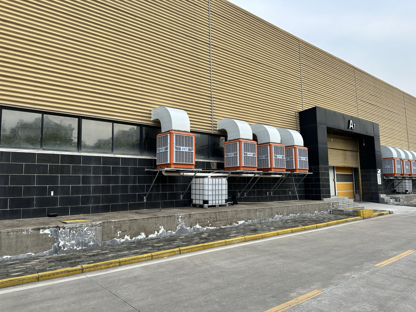 武漢環(huán)?？照{(diào)廣泛應(yīng)用在廠房車間降溫的原因是什么？