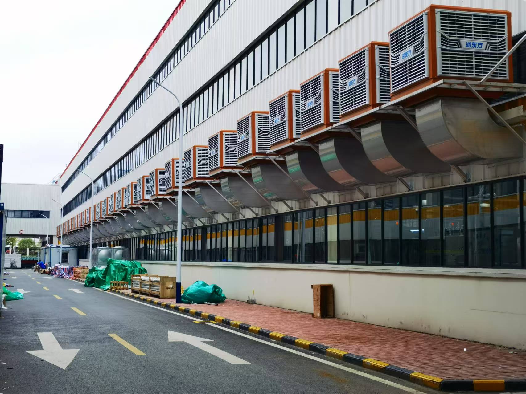 工廠車間通風(fēng)降溫設(shè)備環(huán)?？照{(diào)的特點(diǎn)及優(yōu)點(diǎn)都有哪些？