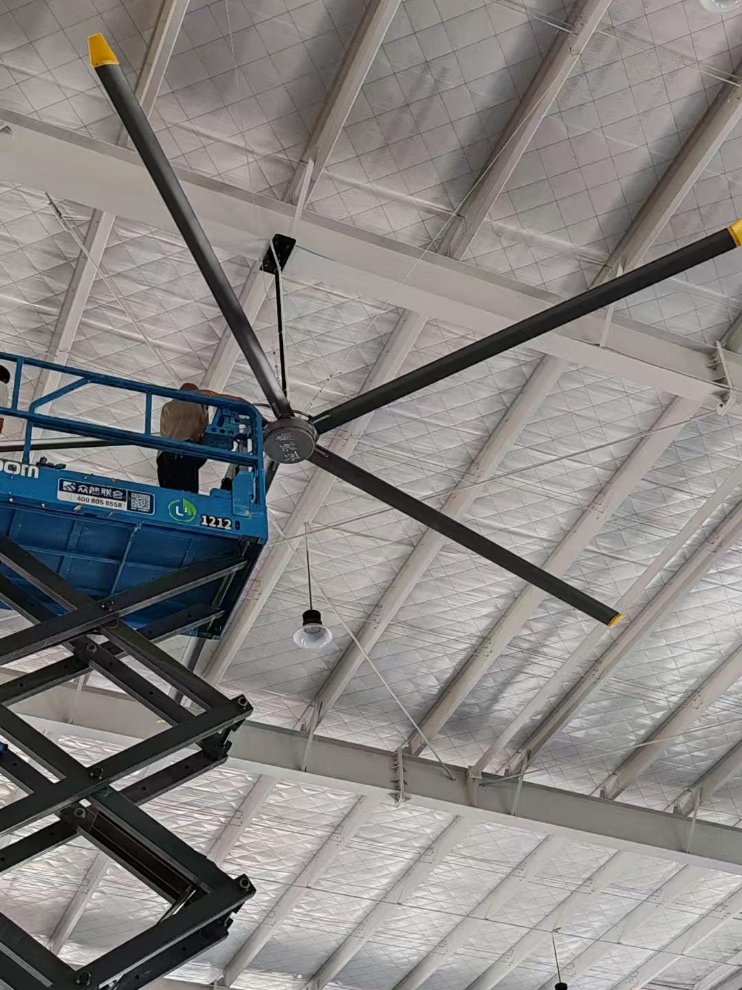 選擇廠房通風(fēng)降溫設(shè)備及工業(yè)大風(fēng)扇要看哪幾個方面？