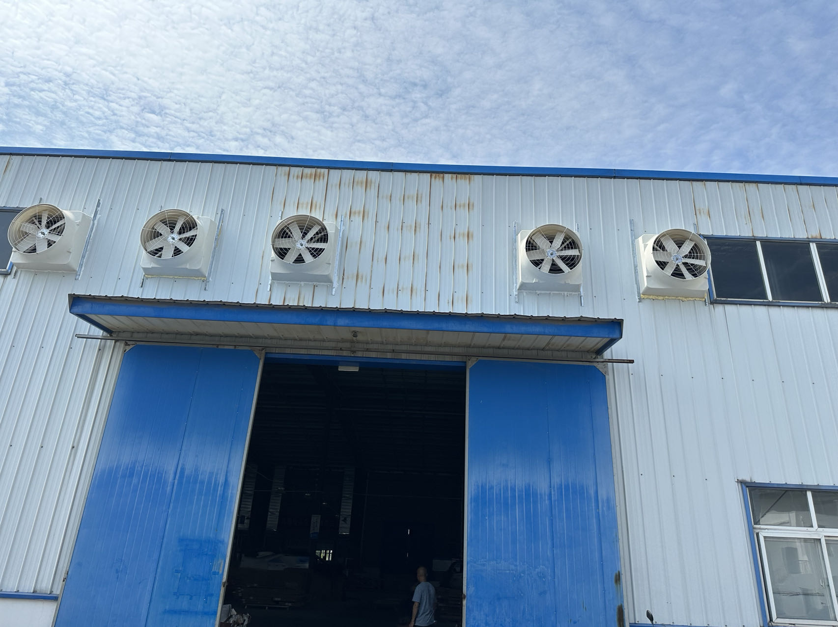 水簾風(fēng)機(jī)系統(tǒng)的特點(diǎn)與優(yōu)勢(shì)有哪些？湖北風(fēng)機(jī)廠家告訴您