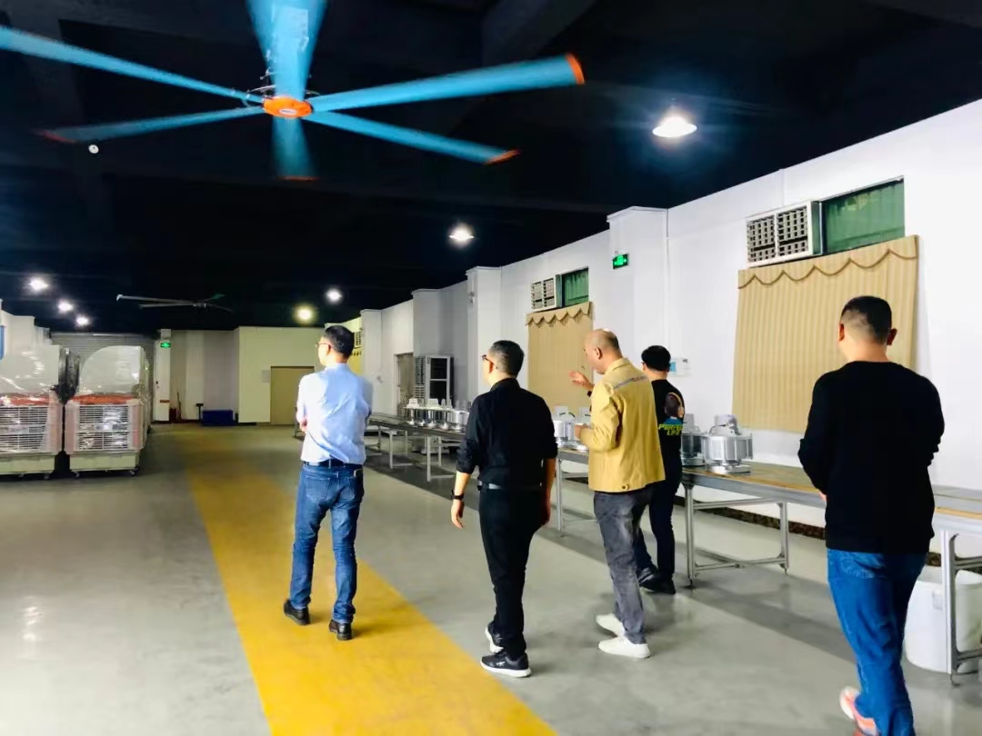 倉庫車間通風(fēng)降溫怎樣選擇工業(yè)吊扇？注意看這幾點(diǎn)